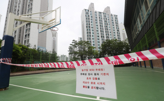 25일 한국산업표준(KS) 납기준 90㎎/㎏을 초과하는 납이 검출돼 출입이 통제되고 있는 경기도 수원시의 한 학교 우레탄 농구장. 사진=연합뉴스